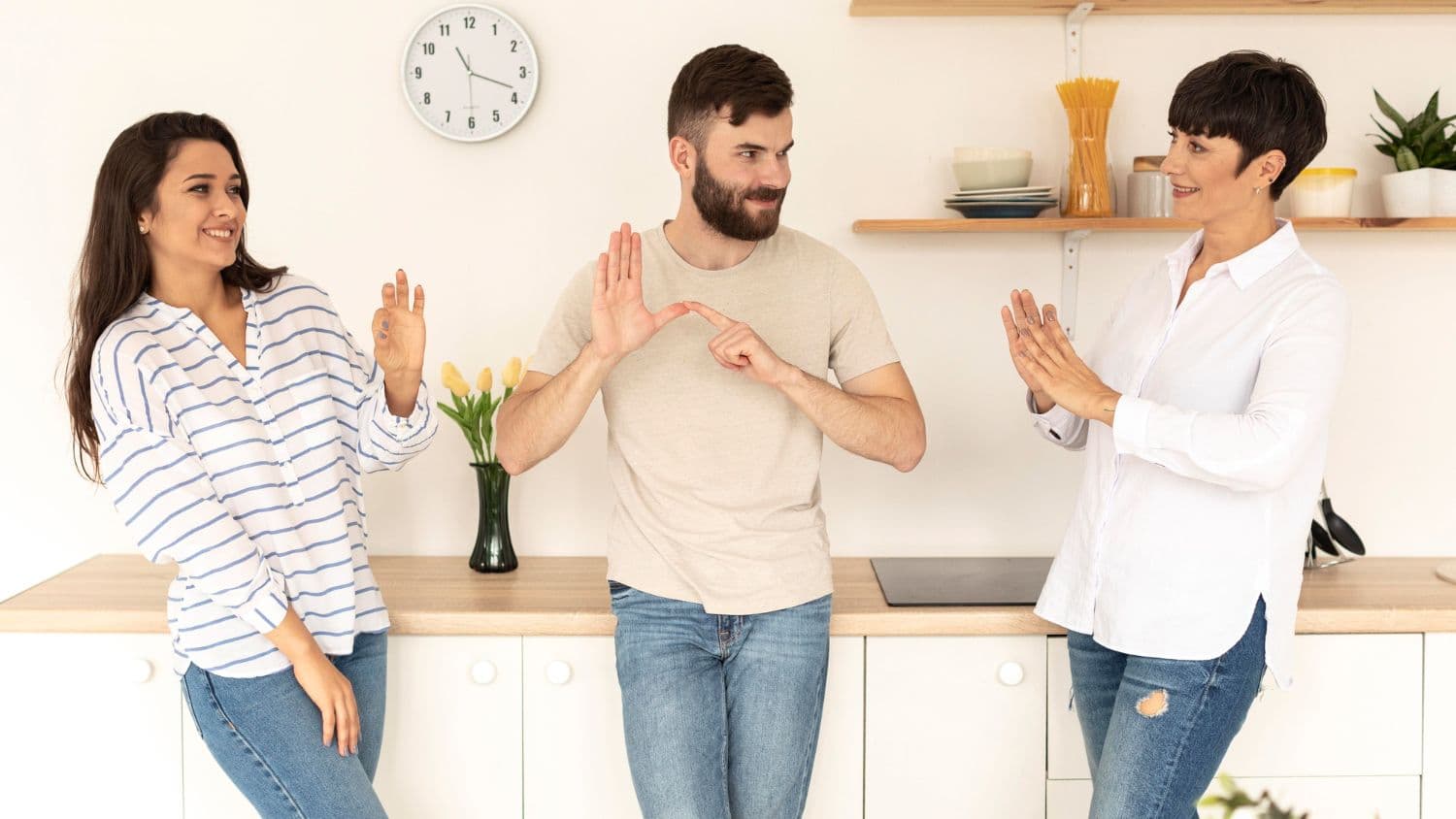 Body Language Explained: Key Examples, Nonverbal Cues, and How to Build Confidence