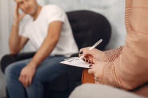 A client talks to a therapist in a physical counselling session.