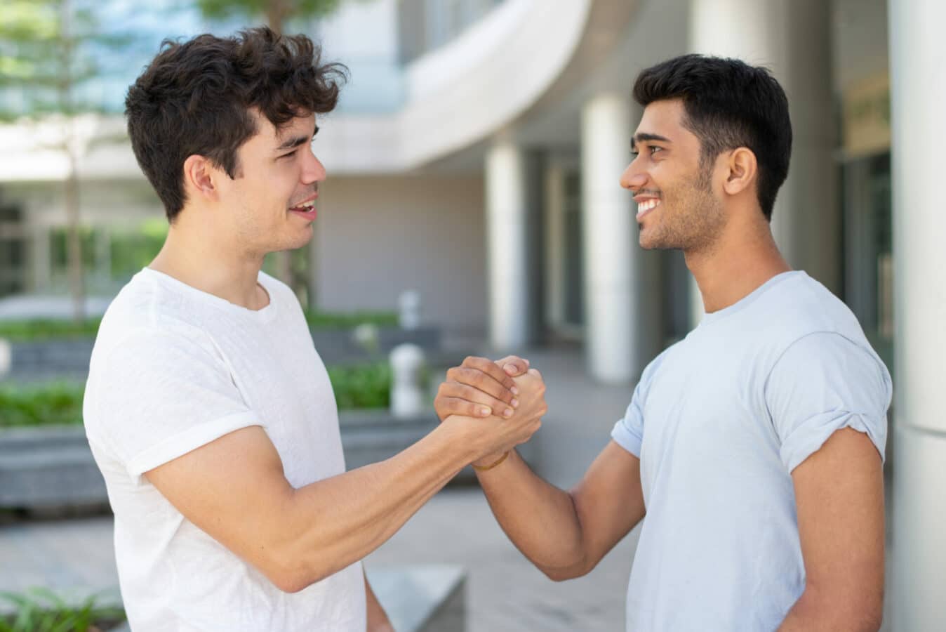 2 men in the world. Парни здороваются. Пацаны здороваются. Мужское Приветствие. Рукопожатие между мужчинами.