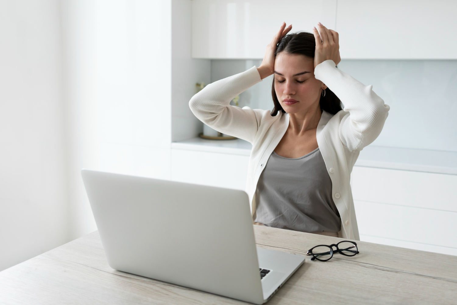 An employee feeling stressed and overworked and hoping to seek therapy services in Singapore.